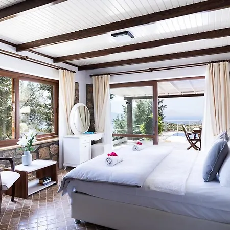 Villa Sleeps 4 Pool Air Con Wifi *
